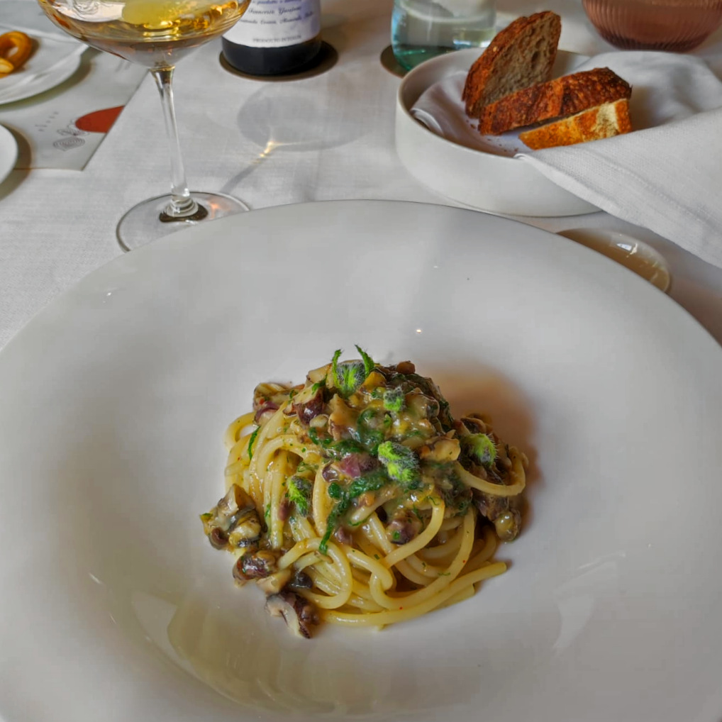 Da Altrimenti a Milano, lo spaghettone con garusoli e borragine
