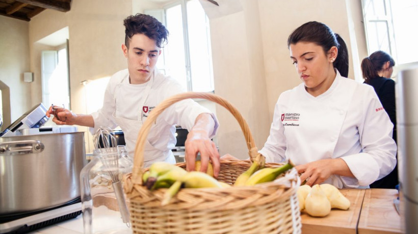 I ragazzi dell'Associazione Maestro Martino preparano i cestini per il pic nic