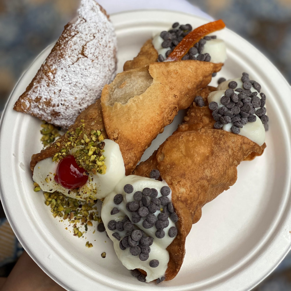 I cannoli farciti sul momento dei Segreti del Chiostro a Palermo