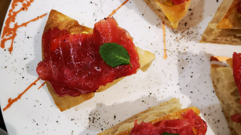 La pizza al carpaccio di tonno della pizzeria Clementina di Fiumicino