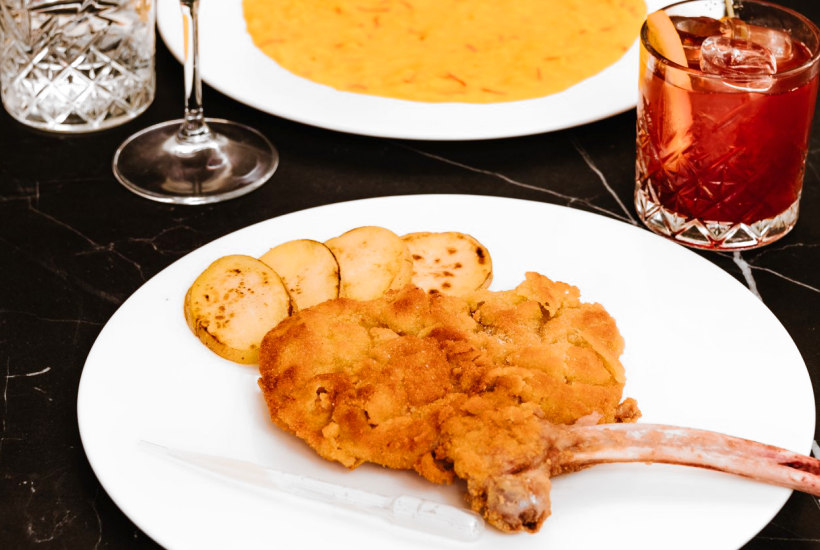 La cotoletta alla milanese del ristorante Clotilde in Brera