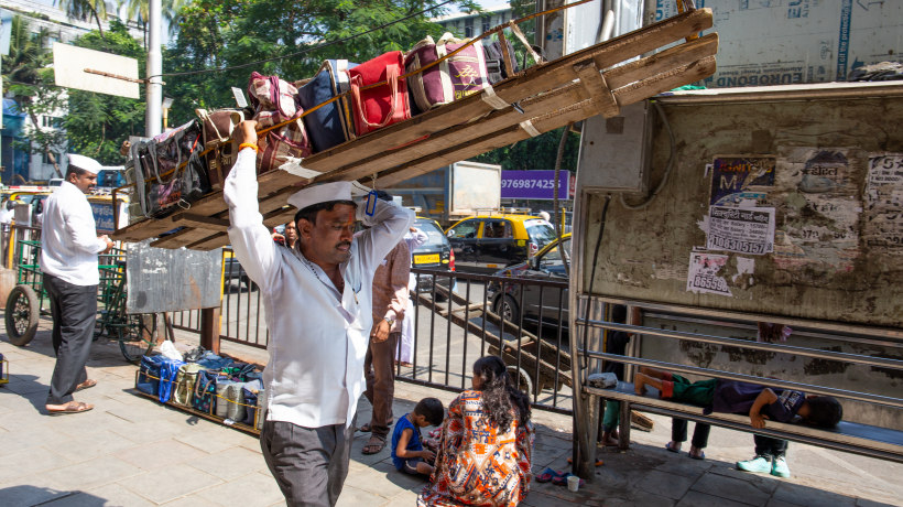 A Mumbai un dabbawala porta il dabba, il pranzo di lavoro indiano