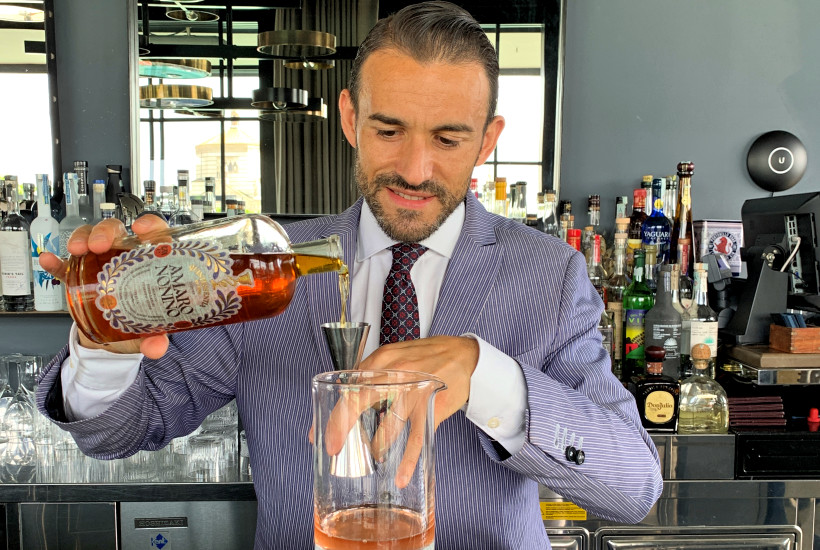 Guglielmo Miriello di Ceresio 7 prepara un cocktail con Amaro Nonino