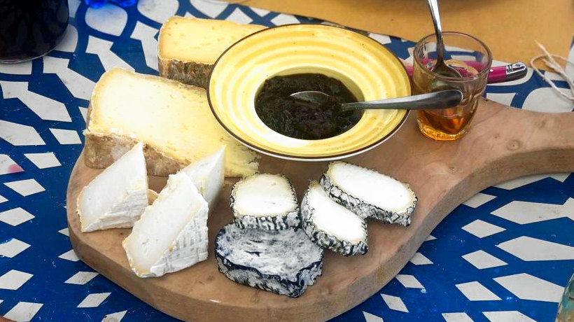 La merenda sinoira piemontese prevede anche taglieri di formaggi