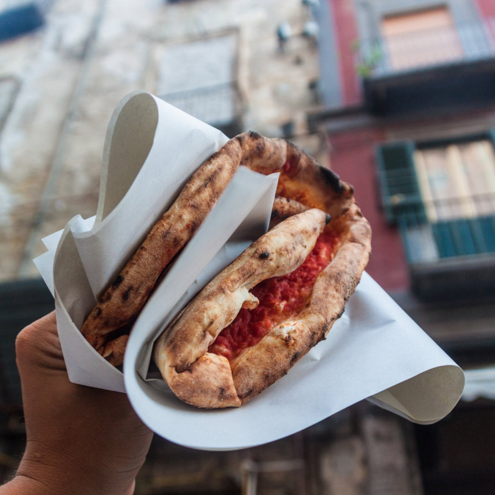 Street Food a Napoli: la pizza a portafoglio