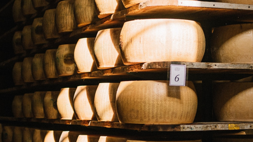 La stagionatura adatta per un Parmigiano Reggiano, tale da renderlo un formaggio unico,  è 24 mesi