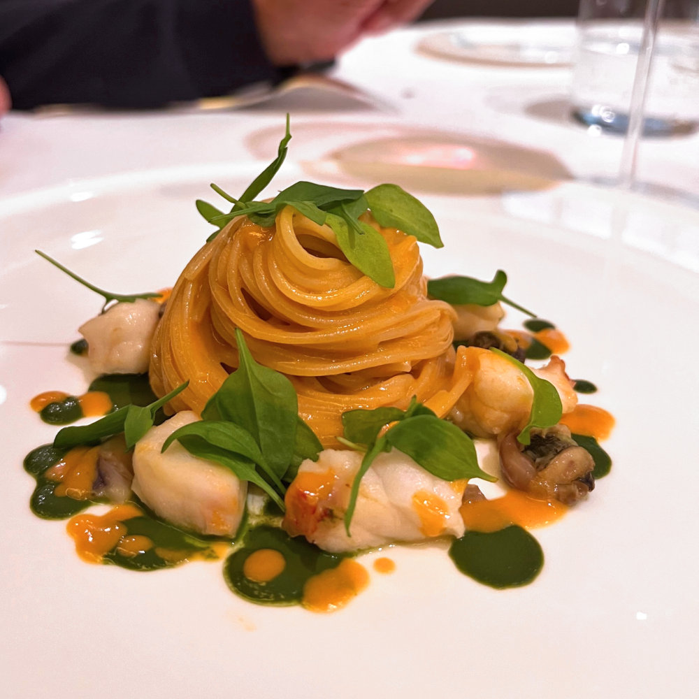 Da Romano a Viareggio, lo spaghetto in guazzetto di scorfano, sconcigli e acetosella