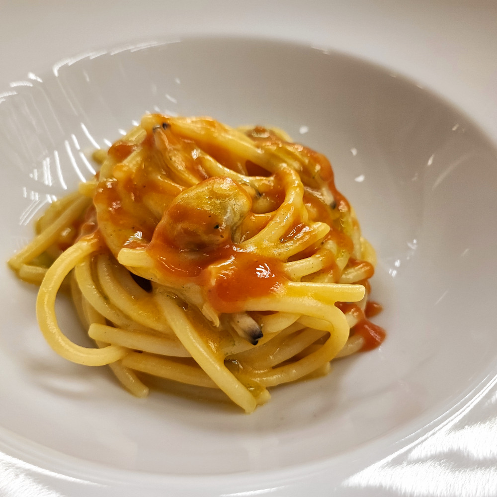 Bauhaus Roma: lo spaghetto alle vongole con crema di datterino giallo e menta