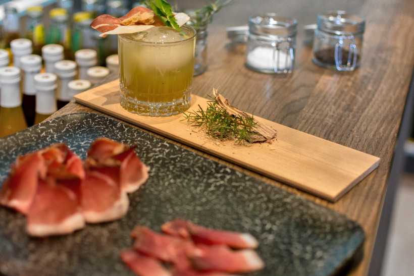 Uno spuntino notturno con Speck Alto Adige IGP e cocktail