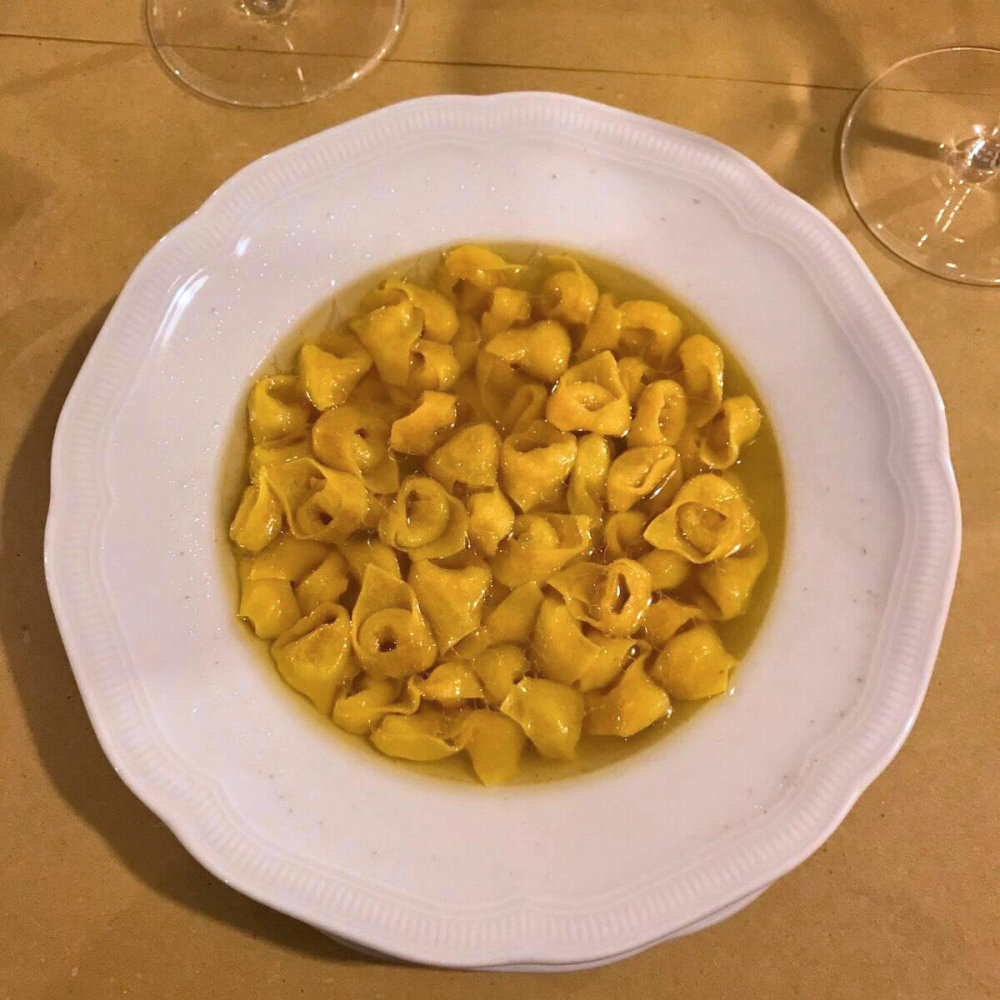 I tortellini con brodo di cappone dell'Osteria Bottega di Bologna