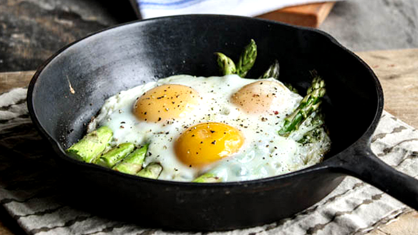 Uova con asparagi